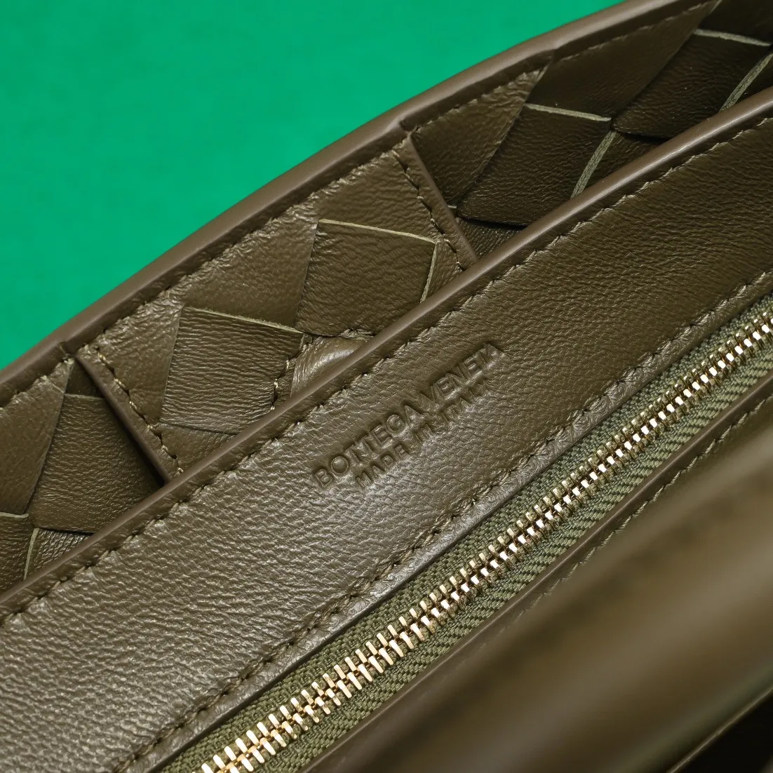 Batch 1960 BOTTEGA VENETA 2024 spring and summer new small ANDIAMO chain bag is also available! 🔥🔥I believe many friends have been waiting for a long time. The metallic chain adds a touch of sophistication to the original softness and elegance of Andiamo. The collision of classic craftsmanship and elegance creates a different kind of beauty. Style number: 6008 Size: 25*22*10.5cm